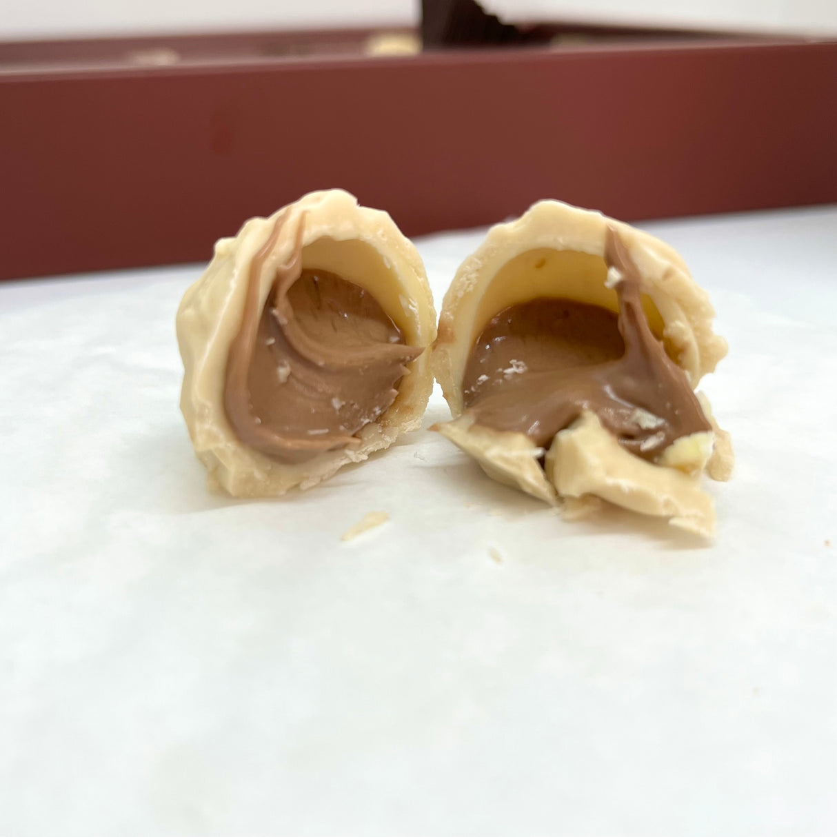 Ema Latte al Cioccolato e Tartufi di Cioccolato Bianco con Crema di Nocciole - Scatola Buon Natale - 250g