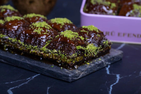 Sukru Efendi 1935 | Chocolate Baklava With Pistachio in Gift Metal Box - TryAladdin