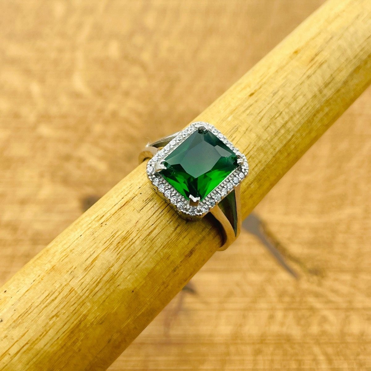 Women's Emerald Ring - TryAladdin